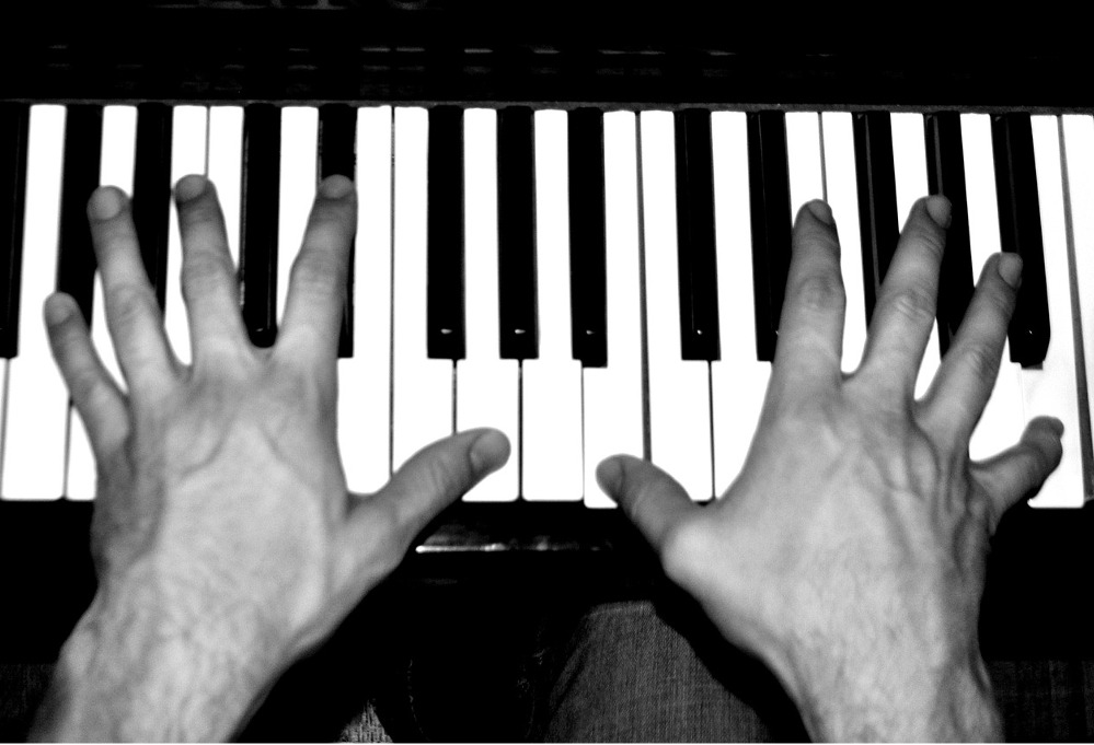 Al momento stai visualizzando Come coordinare le mani per suonare il pianoforte