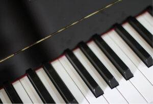 Scopri di più sull'articolo 4 benefici dell’imparare a suonare il pianoforte online
